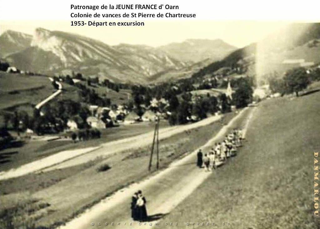 COLO JEUNE FRANCE 1953 depart en excursion le dimanche apres midi.jpg